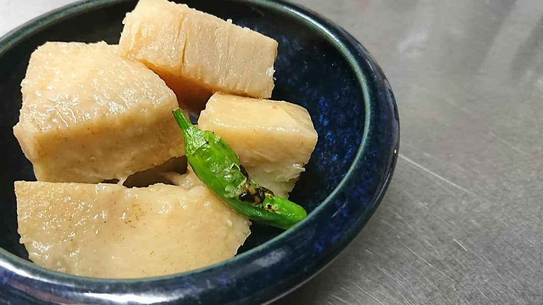 今日の旬な野菜 たけのこ芋 今が旬の野菜 たけのこと言ってますが 食べたら里芋に似た食感です 今回は たけのこ芋の旨煮を 作りました また色々と考えていきます テイクアウトも出来ますので是非 To イート 急募 短時間でもok 温盛の台所 えんがわ