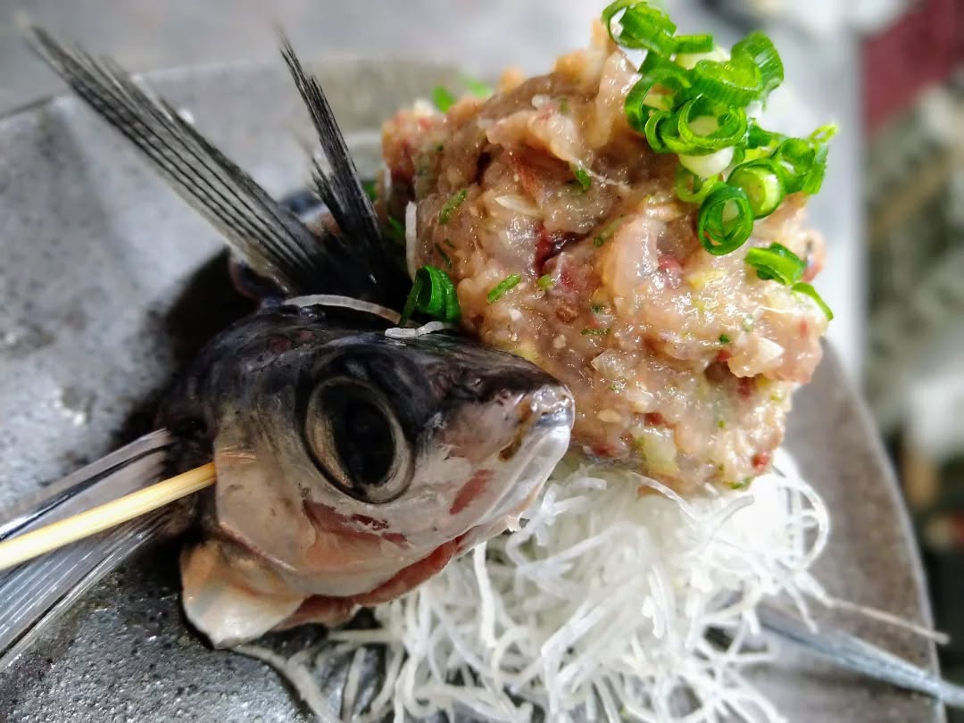 『温盛の台所えんがわ』

〜おすすめおつまみ〜

トビウオのなめろう
あまり関東ではなじみがないかもしれませんが
なめろうは絶品です！

あじよりさっぱりしていて暑い日には
ピッタリなおつまみです♪

是非〜

うま〜〜い

＃熊谷テイクアウト
＃お宮参り
にハマる
#