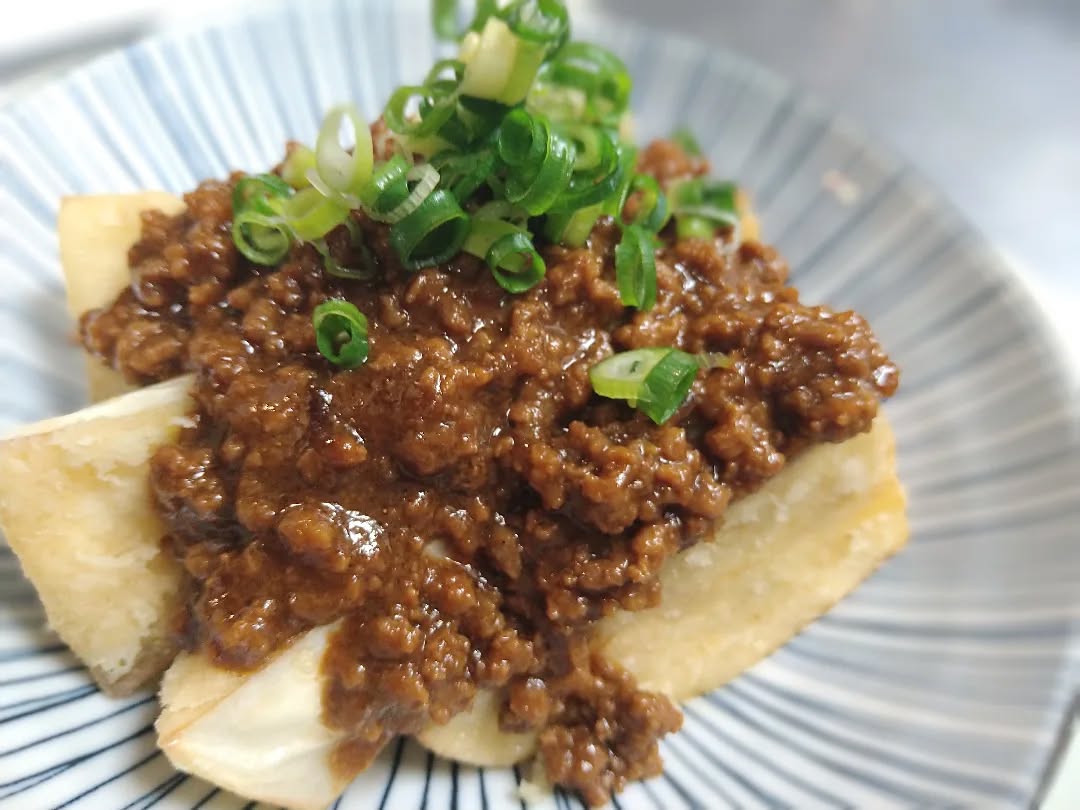 『温盛の台所えんがわ』

〜おすすめおつまみ〜

トロットロ白ナスの肉味噌がけ

とろとろの白茄子に甘じょっぱい
肉味噌をたっぷり乗せました♪

お酒の当てにピッタリ！

是非〜

うま〜うま〜茄子うま！

＃熊谷テイクアウト
＃お宮参り
にハマる
#