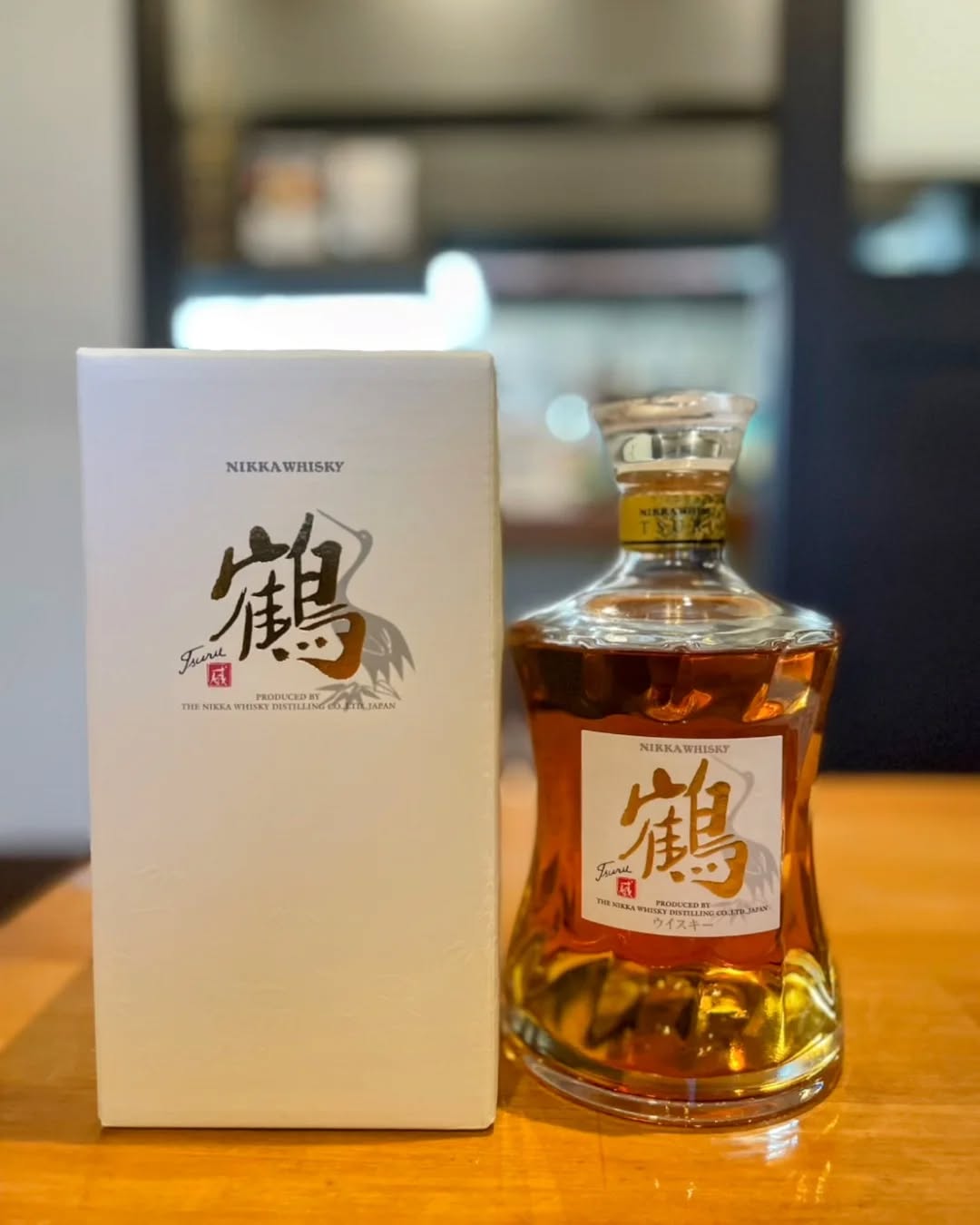 『温盛の台所えんがわ』

〜入荷ウイスキー紹介〜

鶴

ニッカウイスキー最高傑作「鶴」

「鶴」は、ニッカの創業者である竹鶴政孝氏が最後に手がけたブレンデッドウイスキーであり、ニッカのブレンデッドのラインナップで最上位に位置しています。

甘く豊かな樽熟成の香りとフルーティーな香り。
まろやかな口当たりで、なめらかな甘いコクとビターな味わいが口いっぱいに広がります。
甘く華やかな香りとほろ苦さ、ほのかなピートの余韻が長く続きます。

現在は蒸留所限定販売のみになっている商品ですが、実際に蒸留所行ってなんとか1本購入出来たので、ぜひ1杯いかがでしょうか！

今ある「鶴」がなくなったら次いつ入荷するかどうか・・・
ぜひあるうちに1杯いかがでしょうか！

うま〜〜〜いぃ〜

にハマる
#