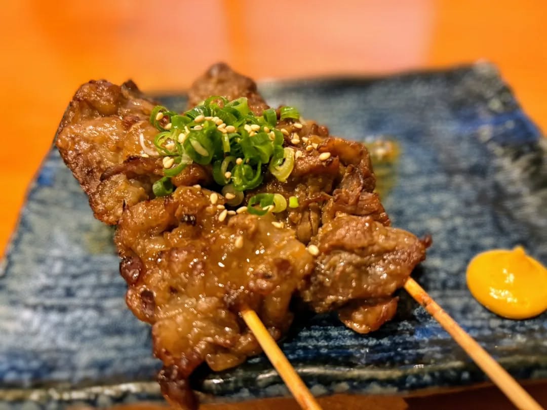 『温盛の台所えんがわ』

〜おすすめおつまみ紹介〜

名古屋名物
どて煮くし

柔らかく煮た牛すじを味噌でじっくり
味を加えました♪
酒のあてに最高です！
是非〜

う！！まぁぁい

にハマる
#