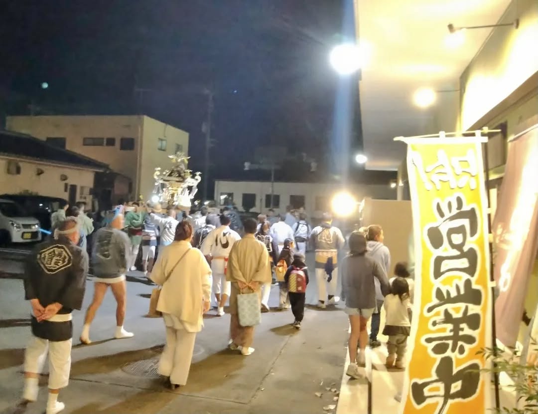 『温盛の台所えんがわ』

今日の6時頃にお神輿が
【えんがわ】の前に来ます♪
ご予約された方は一度外に出て
ご覧になってください

何席かお席空いてますので
お電話お待ちしております

##カフェ巡り　にハマる #