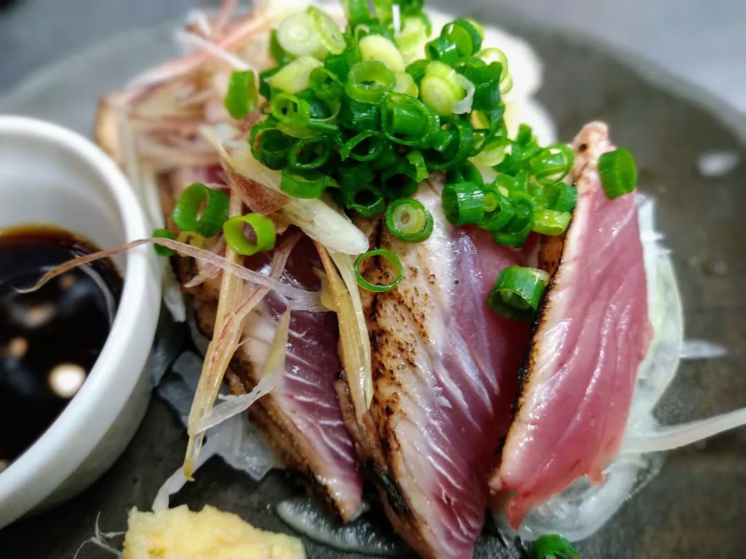 『温盛の台所えんがわ』

ソーダ鰹の塩たたき
鮮魚流通することはあまりないヒラソウダ鰹
脂は少ないものの、とてもうま味豊かで
味わい深い舌に口溶け感を強く感じられる
非常にうまい。
後味がいいのでいくらでも食べられます♪

是非〜〜

うまうま〜

#カフェ巡り　にハまる #
