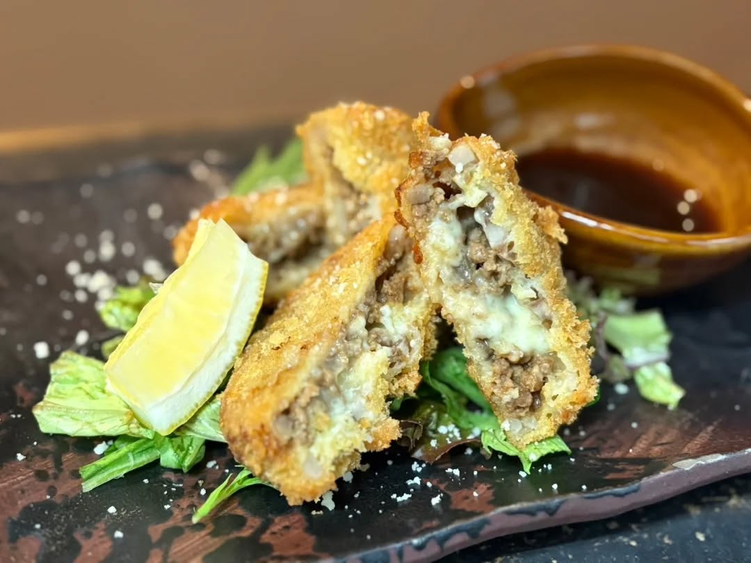 『温盛の台所えんがわ』

〜今宵のおすすめおつまみ〜

【れんこんチーズ肉味噌包み揚げ】
肉味噌・チーズ・れんこんが
絶妙にマッチしてうまい
酒のつまみに最高です♪

是非〜

うまうま〜

#カフェ巡り　にハマる #