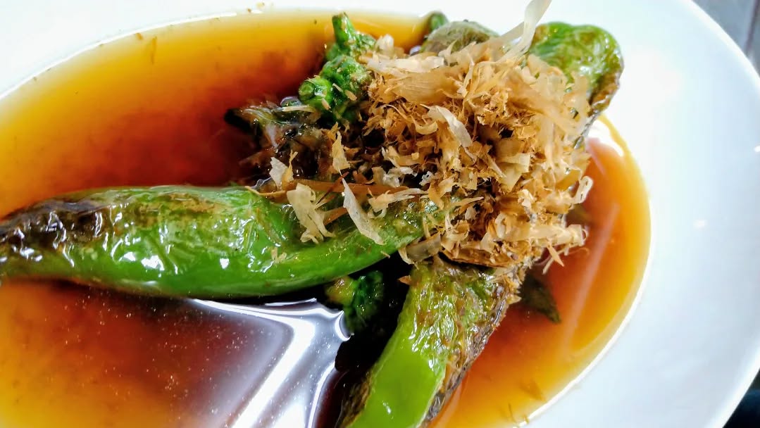 『温盛の台所えんがわ』
 〜旬なおつまみ紹介〜
【万願寺とうがらしの焼びたし】
万願寺とうがらしとは
辛味がほとんどなく甘みがある
ピーマンを細長くしたような形をした
ナス科の野菜です♪
香ばしく焼いて
自家製ダレに漬けた一品です
是非〜
うまうま〜
※えんがわは11月で9周年になります♪
皆様のお陰でここまで営業出来ました
ありがとうございます!
日頃の感謝を込めて!
キャンペーンやりますので、是非〜
お電話お待ちしております
TEL 0485774062
#カフェ巡り にハマる #