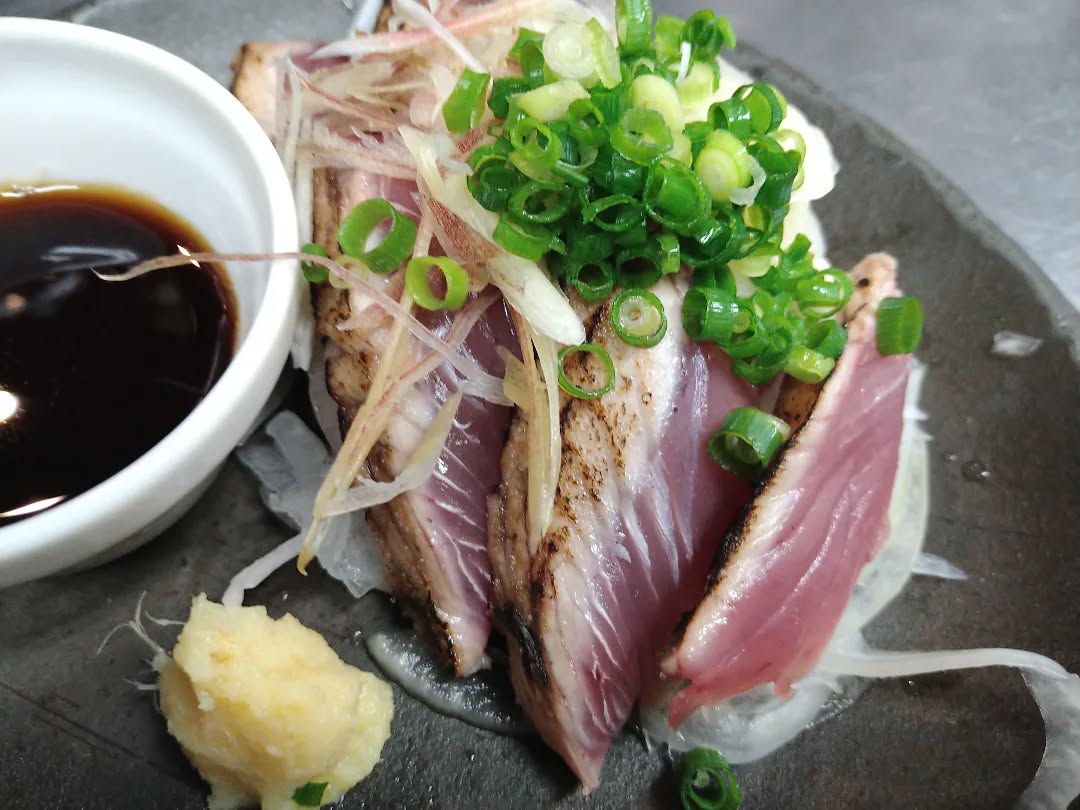 『温盛の台所えんがわ』

　〜旬なお刺身紹介〜
 
【デブカツオの塩たたき】
富山でデブガツオと呼ばれている
秋から冬が旬のヒラソウダです
秋から冬は脂の乗る時期ですので
オススメです♪
鮮魚流通することはあまりないヒラソウダ鰹
とてもうま味豊かで
味わい深く、舌に口溶け感を強く感じられる
非常にうまい。
後味がいいのでいくらでも食べられます♪

是非〜〜

うまうま〜

#カフェ巡り　にハまる #