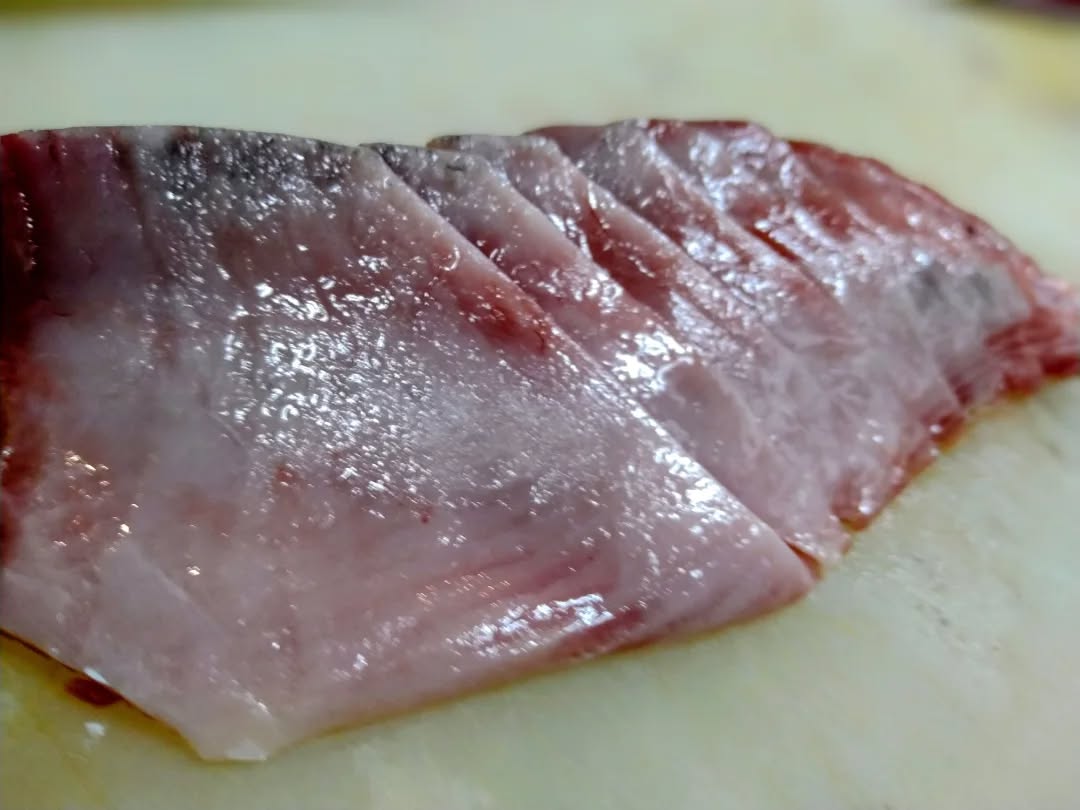 『温盛の台所えんがわ』

　〜旬なお刺身紹介〜
 
好評につき再入荷！！

【デブカツオの塩たたき】
富山でデブガツオと呼ばれている
秋から冬が旬のヒラソウダです
秋から冬は脂の乗る時期ですので
オススメです♪
鮮魚流通することはあまりないヒラソウダ鰹
とてもうま味豊かで
味わい深く、舌に口溶け感を強く感じられる
非常にうまい。
後味がいいのでいくらでも食べられます♪

是非〜〜

うまうま〜

#カフェ巡り　にハまる #