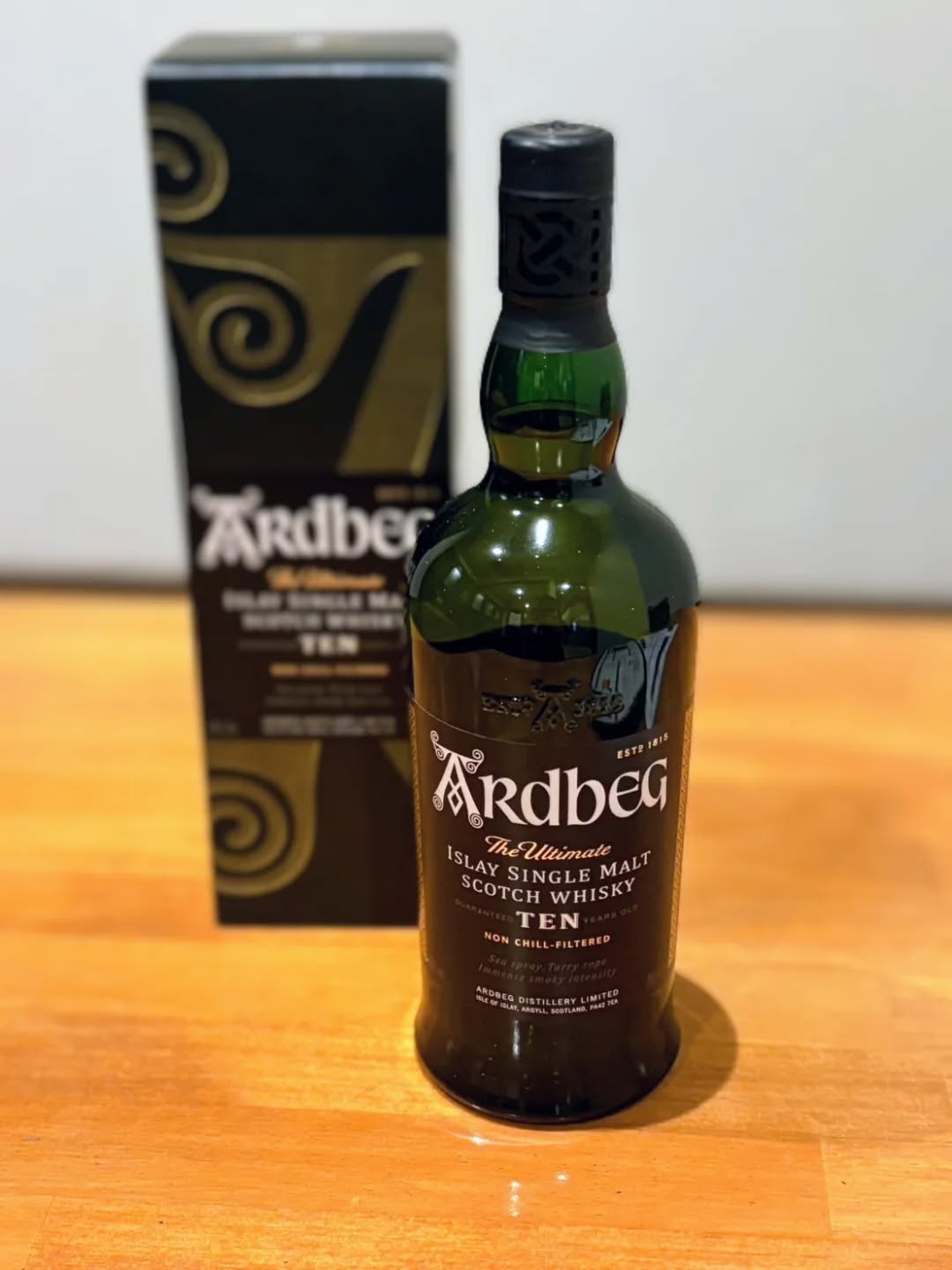 『温盛の台所えんがわ』

〜おすすめウイスキー紹介〜

【アードベッグ10年】

スモーキーウイスキーと言えばこれ！

強いスモーキーさの中に
甘いフレーバーもあり
個性が強いだけでなく
繊細なバランス持っていることから
ウイスキー愛好家の間で高く評価されています♪
スモーキーなウイスキー好きな方に
ぜひオススメな1本です！

是非〜〜

うまうま〜

#カフェ巡り　にハマる #