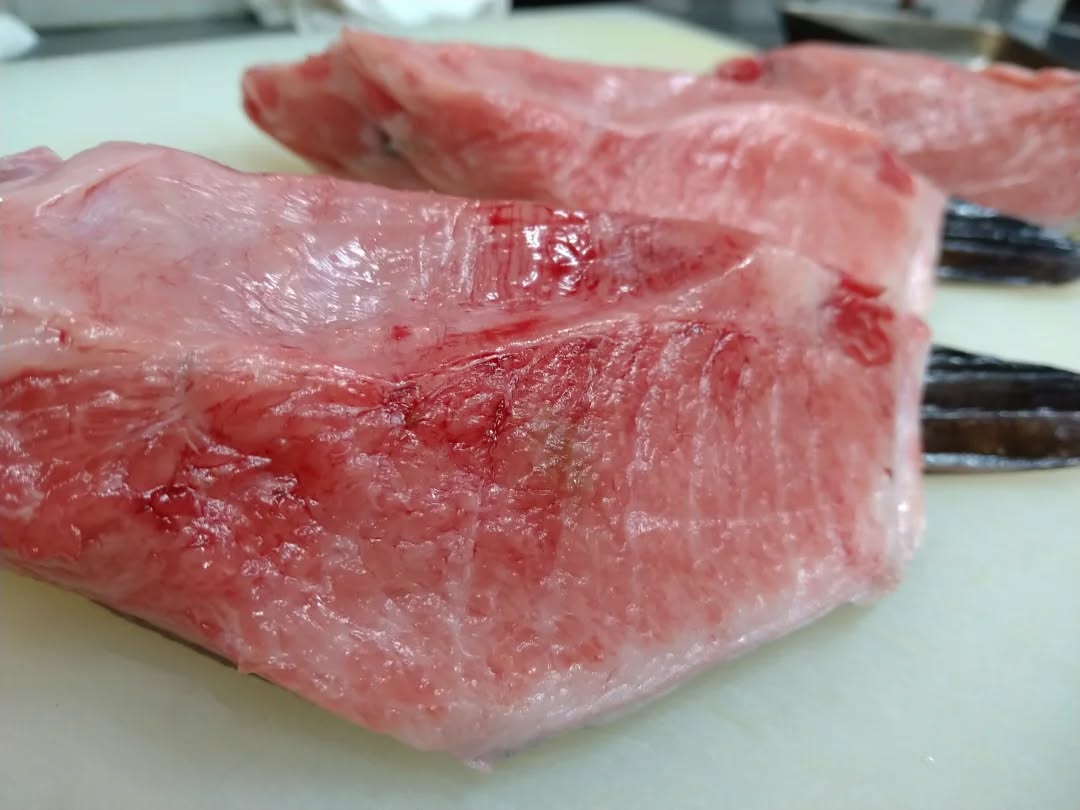 『温盛の台所えんがわ』

〜超人気おつまみ〜

週に一度
数量限定！
早い時はオープンして30分で完売！
リピーター多数！

生本マグロ腹ビレ焼き
大トロの部位を塩焼きで提供！
脂のりが良く、おろしポン酢かワサビ塩がおすすめ

最高です♪

是非食べに来て下さい

うま〜〜〜〜〜〜い

#カフェ巡り　にハマる #