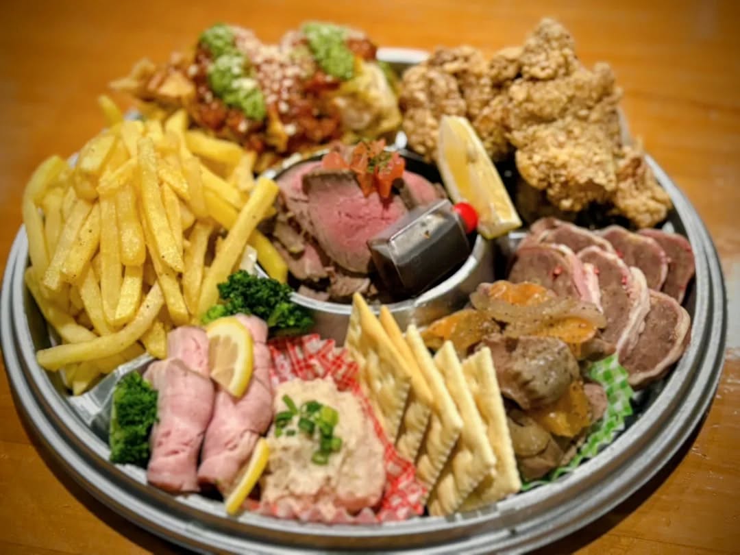 『温盛の台所えんがわ』

〜クリスマスオードブル紹介〜

お待たせしました！！
試行錯誤しやっと完成しました

【肉メインオードブル】
ローストビーフ・ローストポーク・地鶏の唐揚げ・アンチョビポテト・豚バラのリエットパテドカンパーニュ・砂肝のコンフィ・鶏のフリットトマトバジルソース

皆様のご注文お待ちしております

是非〜

うまうま〜

#カフェ巡り　にハマる #