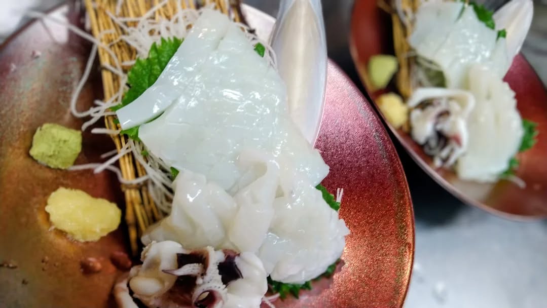 『温盛の台所えんがわ』

千葉県　甲イカ（スミイカ）
人気で残り僅かになりました!
１杯丸々刺し身にしました♪
歯応えがあり、甘みが強いイカです

２枚目は
高級珍味　青なまこです！
なまこ酢にして提供します！

是非〜

うまうま〜