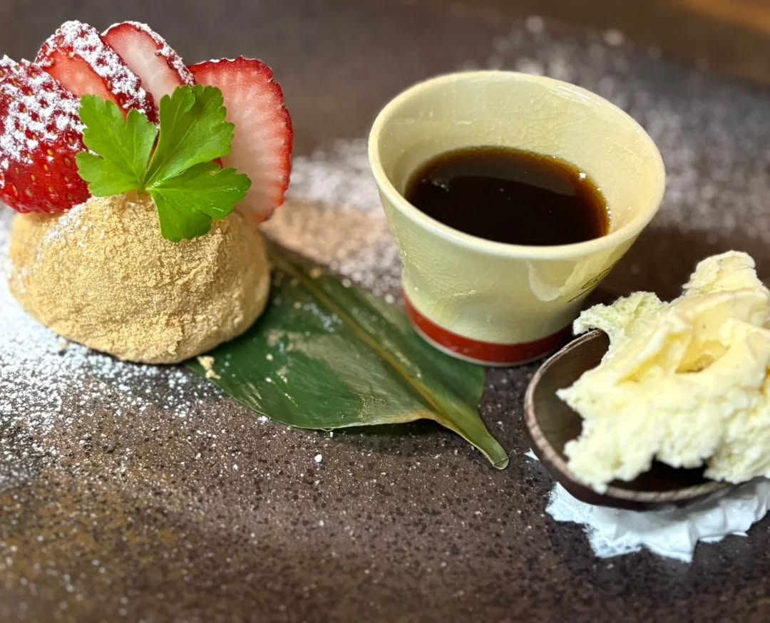 『温盛の台所えんがわ』
〜おすすめデザート紹介〜
\\ 今年も来ました!! //
大人気デザート
イチゴ大福
お待たせしました!
去年「もう一個!」続出だった
あのイチゴ大福、
この時期限定で復活です!!
甘くてジューシー
〆にも、別腹にも◎
売り切れ御免!お早めに!
うまうま〜