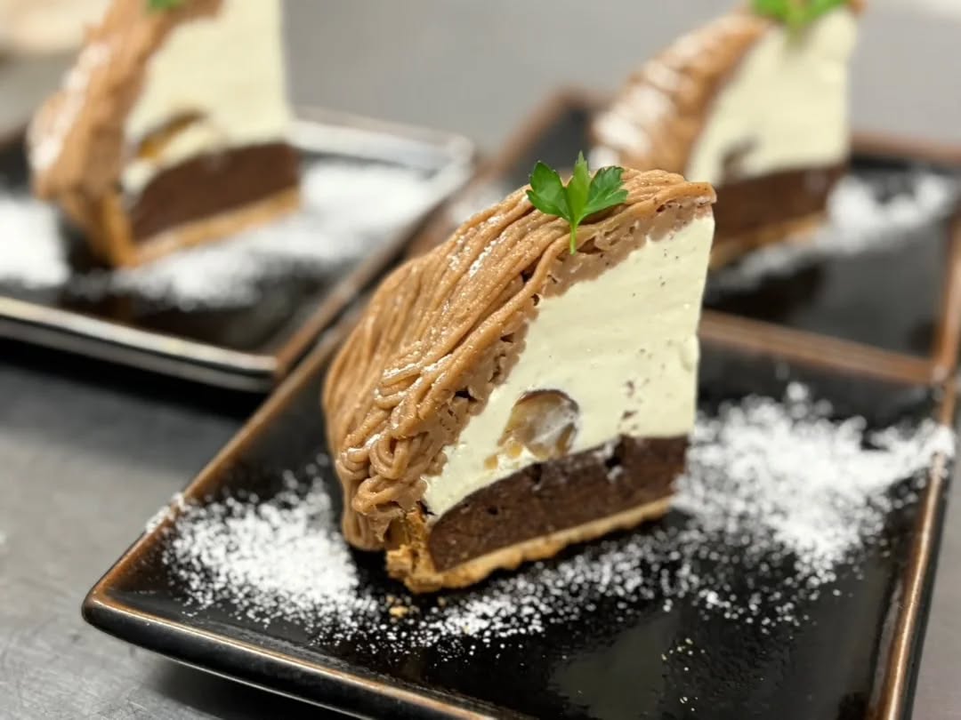 『温盛の台所えんがわ』

〜新作手作りデザート〜

【モンブランタルト 〜白チョコ仕立て〜】

サクサクのタルト生地に
しっとり焼き上げたアーモンドクリーム。

そこにホワイトチョコを忍ばせた
コク深いクリームをたっぷりと。

「〆のご褒美モンブラン」

〆にもいける、
甘すぎない大人のモンブラン。
お酒の後にちょうどいいやつです◎

是非〜〜

うまうま〜