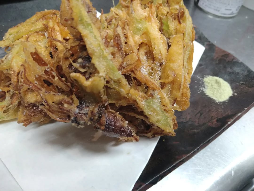 【温盛の台所えんがわ】
　〜旬なおつまみ〜

『フキとホタルイカのかき揚げ』

生のフキの風味とホタルイカの旨味・味噌が
ベストマッチ！

お酒が進みます〜

日本酒と合わせたら最高です♪

店主のおすすめ日本酒は【勝駒】
揚げ物のこってりをサッパリとさせてくれます♪

是非〜

うまうま〜

＃熊谷居酒屋＃籠原居酒屋＃深谷居酒屋＃熊谷個室会食＃春野菜