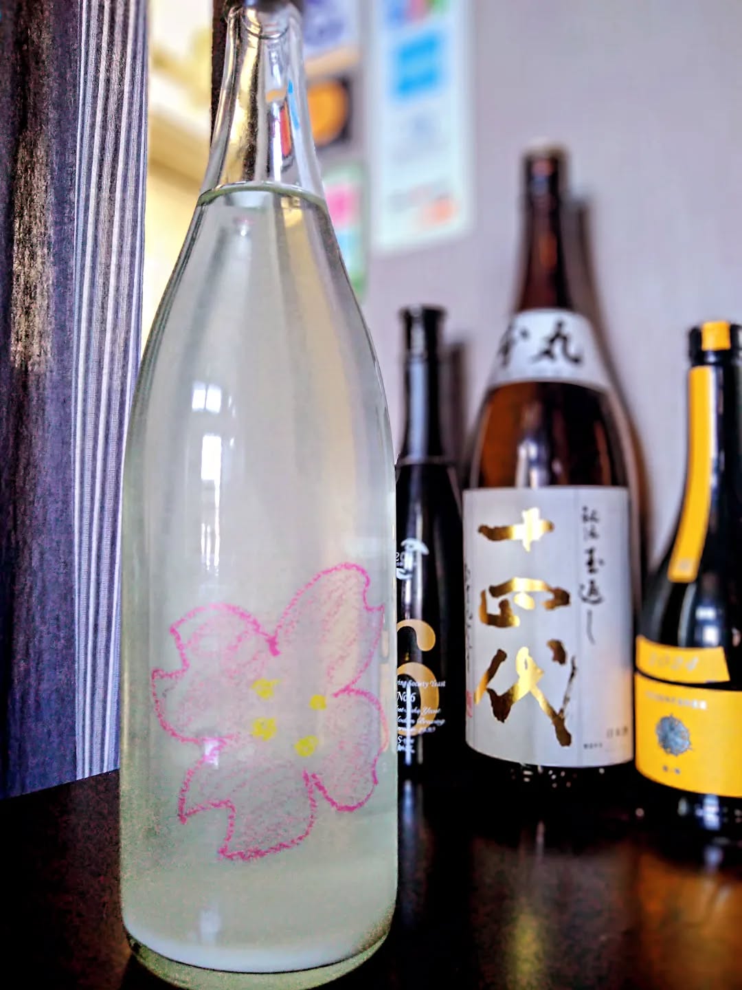 『温盛の台所えんがわ』
仙禽 さくら(OHANAMI)
味わいと香り
フルーティーな甘酸っぱさ青りんごに
例えられるような、甘みと高い酸味の
バランスが最大の特徴
わずかに濁った液体(うすにごり)による
滑らかな口当たりと
心地よいガス感が楽しめます
低アルコール(約13〜14度程度)で造られており
重たさがなくスッキリと飲み干せるため
飲み疲れしにくいです
是非〜
うまうま〜