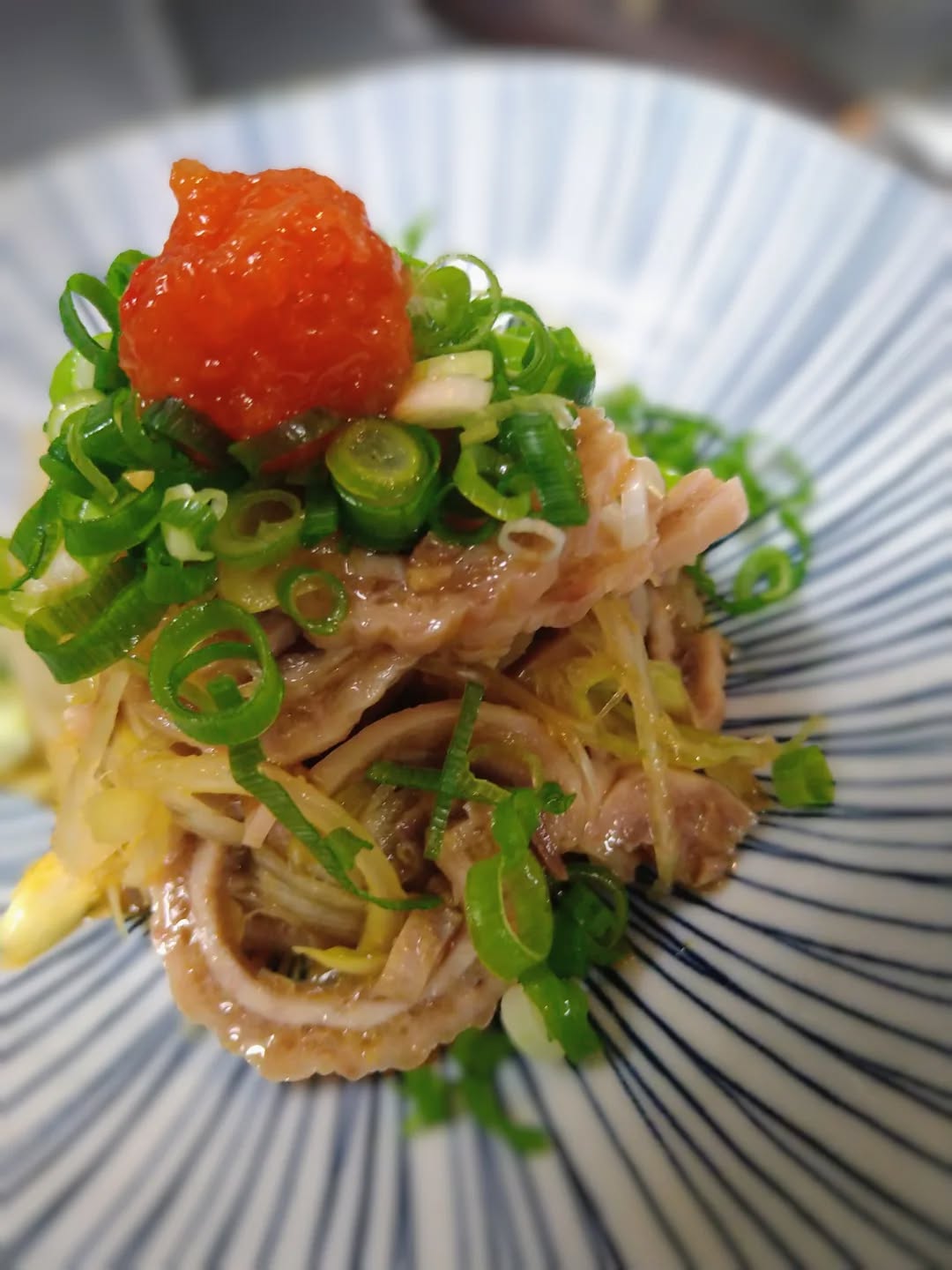 『温盛の台所えんがわ』
〜変わり種おつまみ〜

　希少部位！
【マグロホルモンの葱ポン酢】

１００キロのマグロからわずか300グラムしか
取れないマグロの胃袋です。
『海のホルモン』と言われ
めったに手に入らないです！

食感、味は、ガツやツブ貝に似た食感・風味です！

お酒のあてに最高です〜

是非〜

うまうま〜

＃熊谷＃熊谷居酒屋＃日本酒＃熊谷ウイスキー＃熊谷会食