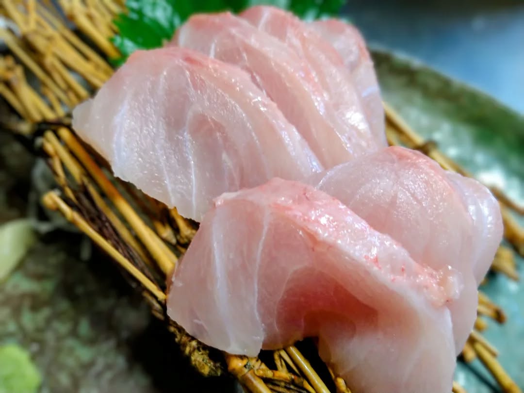 【温盛の台所えんがわ】

〜おすすめお刺身紹介〜

『銚子産　金目鯛刺し』
絶対に頼んでほしいのが
この『金目鯛のお刺身』です！
脂乗りが抜群で、お口の中でとろけます。

厳選された銘酒とともに
贅沢なひとときをお過ごしください

是非〜

うまうま〜