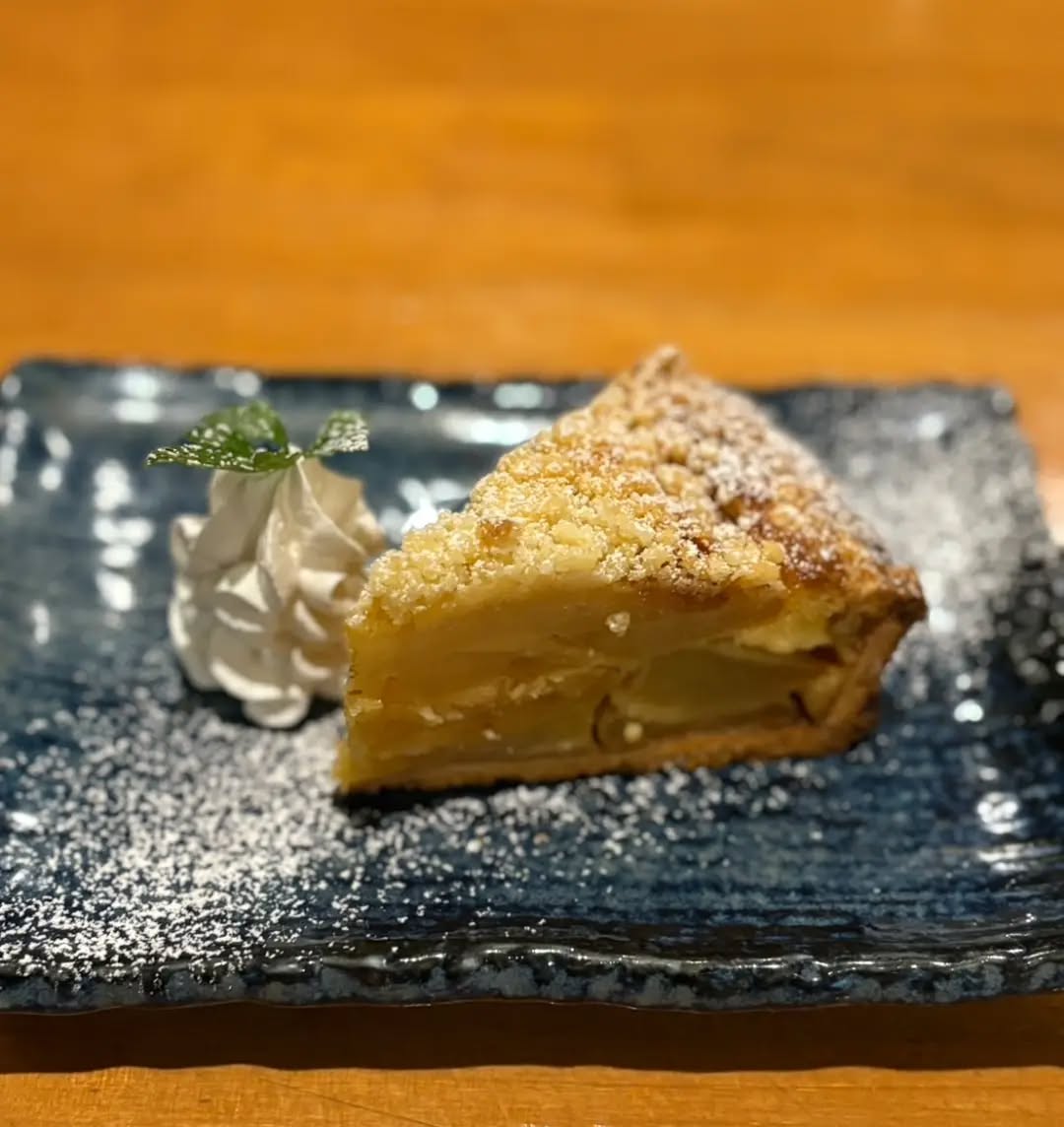 温盛の台所えんがわ
【本日限定ランチセット】
サクサク食感のクランブルと
りんごのやさしい甘みが楽しめる
「りんごのクランブルタルトケーキ」 に
お好きなドリンクを付けた
お得なセットをご用意しました!
ランチのあとに、ほっとひと息。
本日限定ですので
ぜひこの機会にお召し上がりください♪
うまうま〜