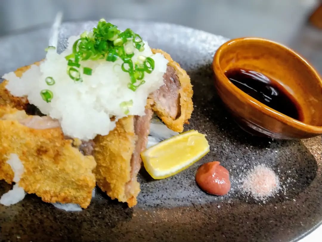 『温盛の台所えんがわ』

〜おすすめおつまみ紹介〜

【数量限定】
驚きの新食感️
マグロの希少部位️

珍しいお魚メニュー
「マグロほほ肉のフライ」

魚とは思えないほどの濃厚な旨味と
しっかりとした肉質が特徴のほほ肉
フライにすることで、旨味をギュッと
中に閉じ込めました
ジューシーな肉汁が
口いっぱいに広がります！
サッパリとおろしやポン酢、梅など
お好きな食べ方して下さい

冷えた日本酒や生ビールとの相性抜群！

是非〜

うまうま〜