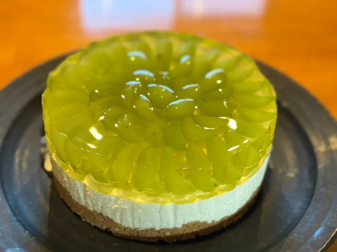 『温盛の台所えんがわ』

今年も実りました！

自家製シャインマスカットのレアチーズケーキ

 夜限定・数量限定 

今年も実りました！
自分たちで大切に育てた、当店自家製のシャインマスカット

みずみずしく爽やかな甘さのシャインマスカットを、
なめらかで濃厚なレアチーズケーキに贅沢に合わせました。

サクッと香ばしいタルト生地に、
ぷるんとしたゼリー、そして自家製シャインマスカット。

爽やかな甘さとチーズのコクが相性抜群。

そして今年は、
シャインマスカットを使ったドリンクもご用意しています！

 シャインマスカットサワー
 シャインマスカットソーダ

デザートと一緒に楽しむもよし、
ドリンクだけでももちろんOK！

今年だけの自家製シャインマスカットを、ぜひ味わってみてください

※数量限定のため、なくなり次第終了です。