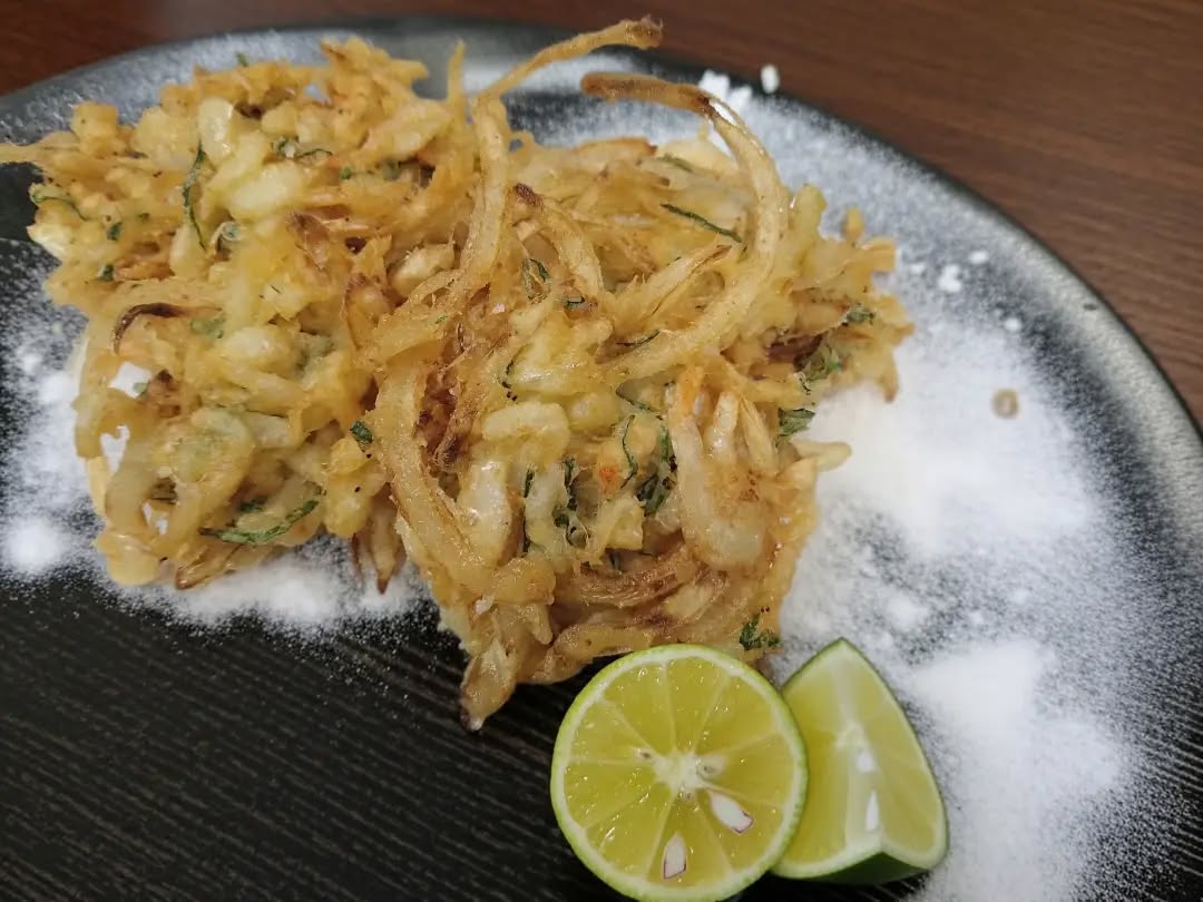 『温盛の台所えんがわ』
今夜のイチオシは
富山産の「白えびのかき揚げ」です!🦐
サクサクの軽い衣に包まれた白えびは
噛むほどに上品な甘みと香ばしさが
口いっぱいに広がります
お塩を少しつけて
これがまた
キリッと冷えた日本酒
シュワっと爽快なハイボールと
相性抜群なんです…!
是非〜
うまうま〜🦐🦐🦐
